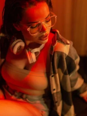 Hip Hop's Digital Thriving: Independent Artists Revolutionize Business - Cover Image