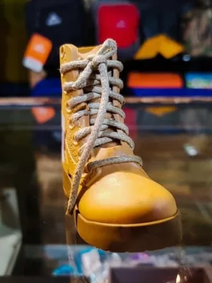 Streetwear Sneaker Investments: Spotting 2025's 20% Resale Gems - Cover Image